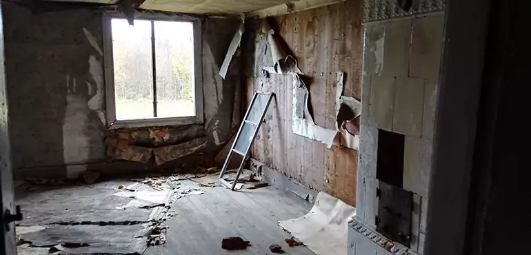 Why Selling a Distressed House Through Traditional Methods Fails in Akron